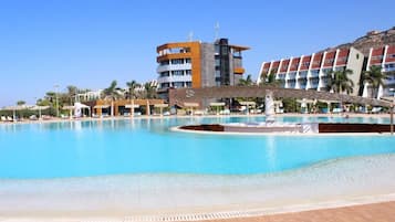 Een binnenzwembad, een seizoensgebonden buitenzwembad