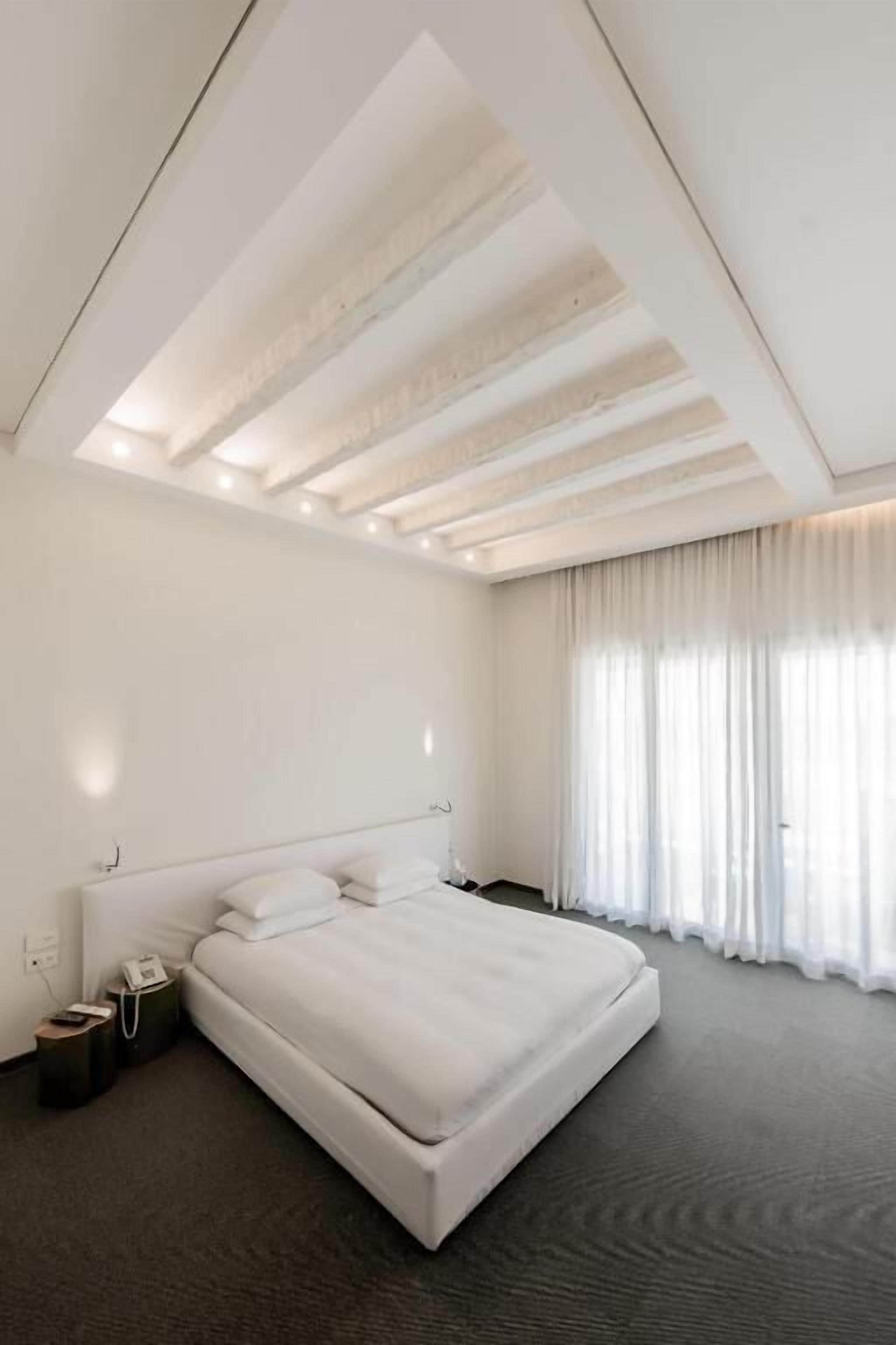 小型套房 | 迷你吧、客房内保险箱、办公桌、笔记本电脑工作区