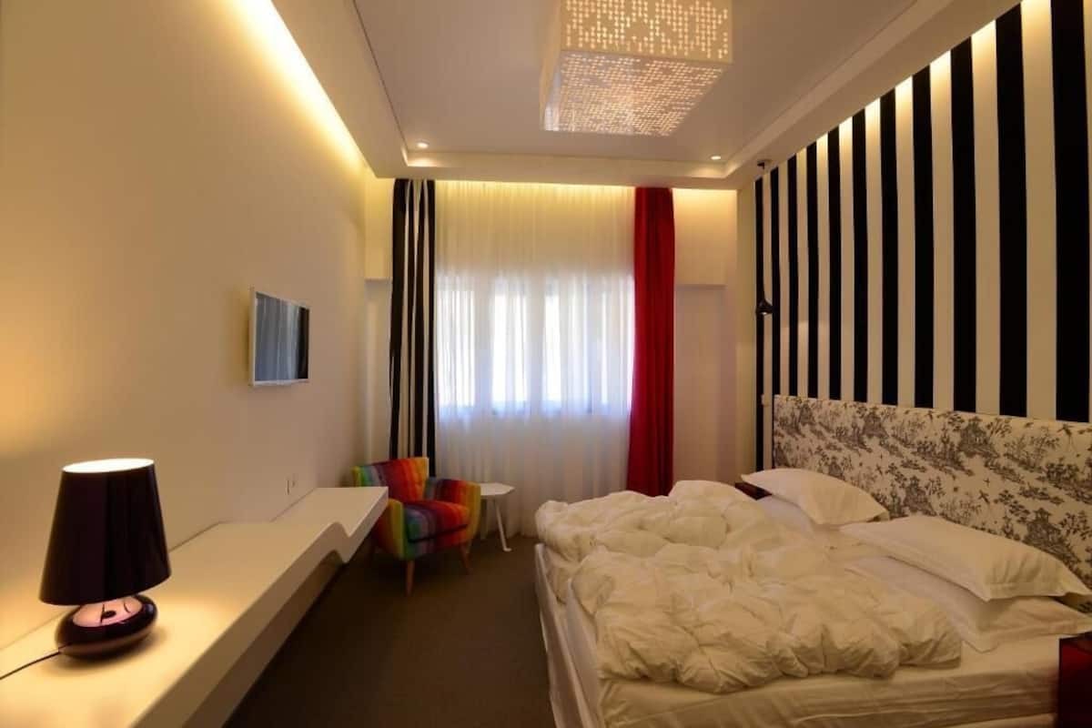 Habitació superior | Minibar, caixa forta a l'habitació i escriptori 