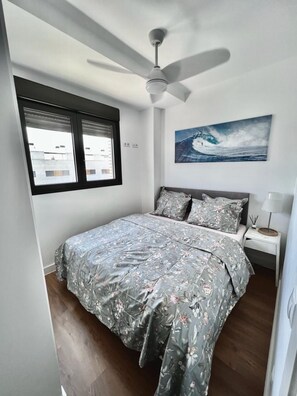 5 Schlafzimmer, Schreibtisch, Bügeleisen/Bügelbrett, Reisekinderbett