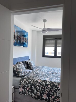 5 Schlafzimmer, Schreibtisch, Bügeleisen/Bügelbrett, Reisekinderbett