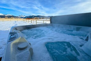 Tina de hidromasaje al aire libre