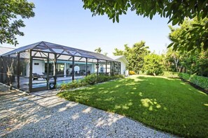 Casa (She Sells) | Exterior