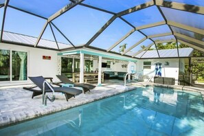 Casa (She Sells) | Exterior