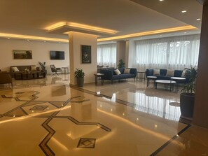 Coin salon dans le hall