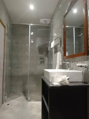 Deluxe Twin Room, 2 Twin Beds, Hill View | Bathroom | Rainfall showerhead, free toiletries, hair dryer, bathrobes - Green Valley Boutique (Paro)