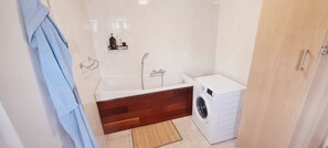 Apartment, 1 Bedroom, Smoking, City View | Bathroom