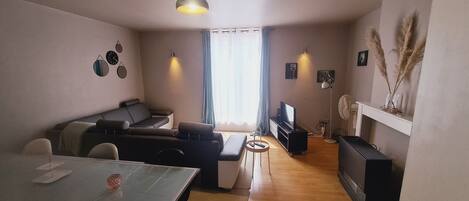 Appartement, 1 chambre, fumeurs, vue ville | Salle de séjour | Livres