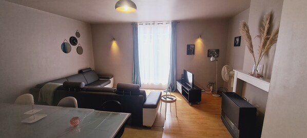 Appartement, 1 slaapkamer, roken, uitzicht op de stad | Woonkamer | Boeken