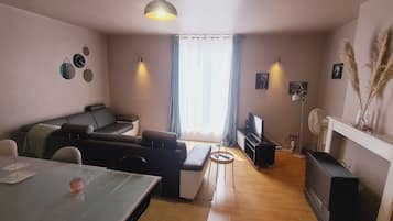 Apartment, 1 Bedroom, Smoking, City View | Living area | Books