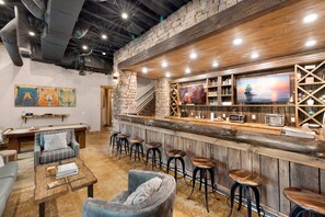 Bar (on property) - Walk out to the Toccoa- Luxury Riverfront. Hot tub (Mineral Bluff)