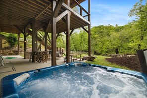 Terrace/patio - Walk out to the Toccoa- Luxury Riverfront. Hot tub (Mineral Bluff)