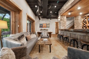 Interior - Walk out to the Toccoa- Luxury Riverfront. Hot tub (Mineral Bluff)