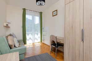 1 bedroom, bed sheets - Gdynia Kilińskiego Apartment by Renters (Gdynia)