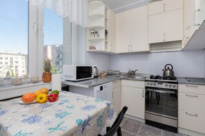 Microwave, dishwasher, cookware/dishes/utensils - Gdynia Kilińskiego Apartment by Renters (Gdynia)