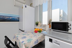 Microwave, dishwasher, cookware/dishes/utensils - Gdynia Kilińskiego Apartment by Renters (Gdynia)