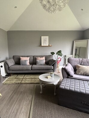 Apartment (2 Bedrooms) | Living area | 32-inch TV with cable channels, fireplace, Netflix