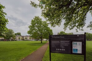 Appartement (2 Bedrooms) | Uitzicht op straat