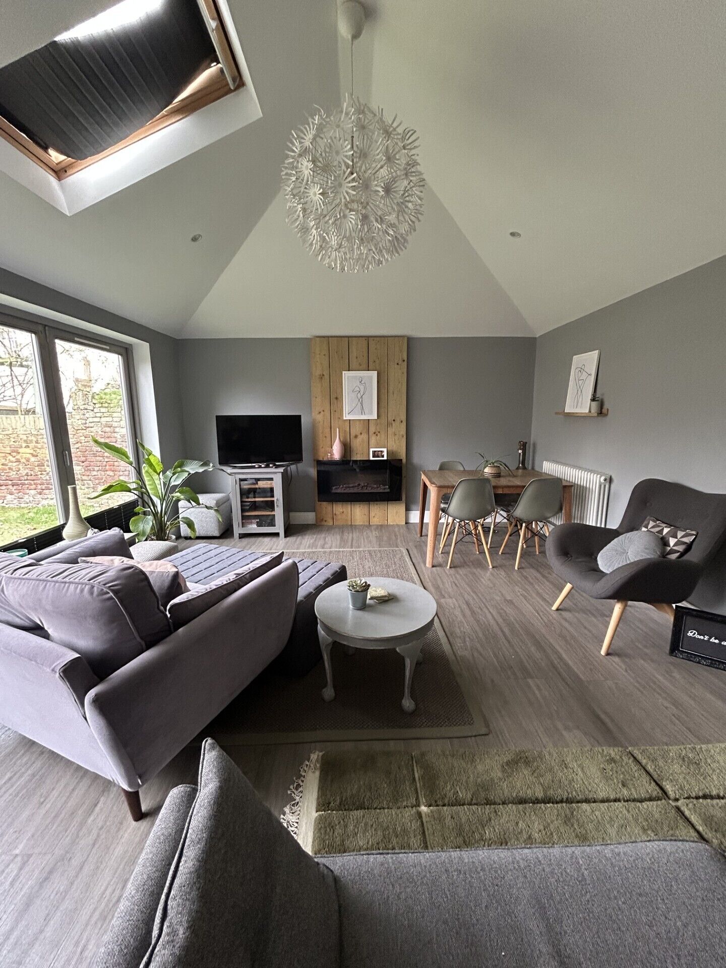 公寓 (2 Bedrooms) | 起居區 | 32-吋電視、有線頻道、壁爐、Netflix