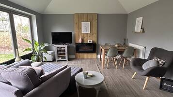 Apartment (2 Bedrooms) | Living area | 32-inch TV with cable channels, fireplace, Netflix