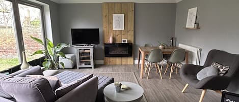 公寓 (2 Bedrooms) | 起居區 | 32-吋電視、有線頻道、壁爐、Netflix