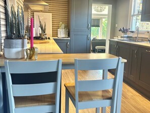 Apartment (2 Bedrooms) | In-room dining - Twickenham Green (Twickenham)