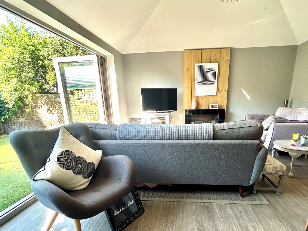 Apartment (2 Bedrooms) | Living area | 32-inch TV with cable channels, fireplace, Netflix
