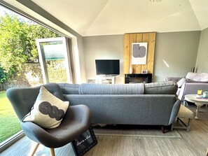 Apartment (2 Bedrooms) | Living area | 32-inch TV with cable channels, fireplace, Netflix - Twickenham Green (Twickenham)