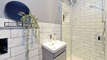 Apartment (2 Bedrooms) | Bathroom | Hair dryer, towels