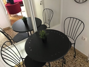 Apartment, 1 Bedroom, Balcony, City View | Dining