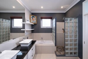 Luxury Apartment, 4 Bedrooms, River View, Oceanfront | Bathroom | Free toiletries, hair dryer, bathrobes, towels