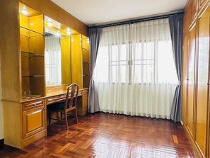 Family room with 2 Queen size bed | 遮光窗簾/窗簾、熨斗/熨衫板、免費 Wi-Fi、床單