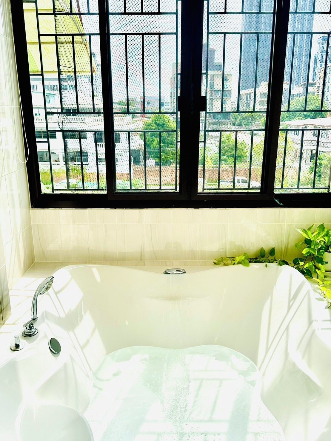 Douche, douche à « effet pluie », articles de toilette gratuits