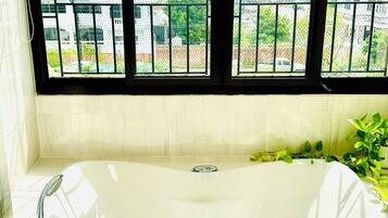 Douche, douche à « effet pluie », articles de toilette gratuits