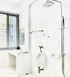 Family room with 2 Queen size bed | Bathroom | Shower, rainfall showerhead, free toiletries, hair dryer