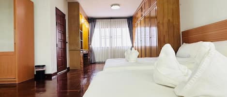 Family room with 2 Queen size bed | Rideaux occultants, fer et planche à repasser, Wi-Fi gratuit