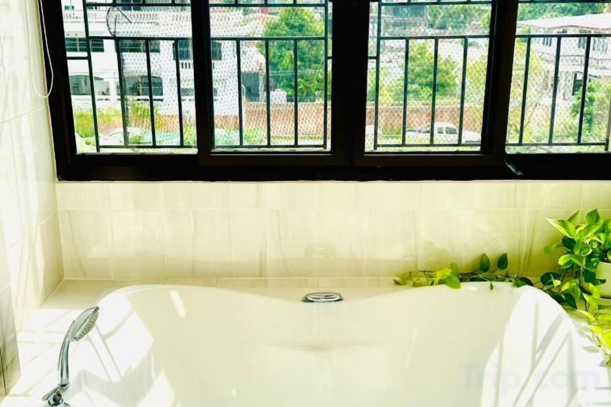 Bathroom | Shower, rainfall showerhead, free toiletries, hair dryer (on request)