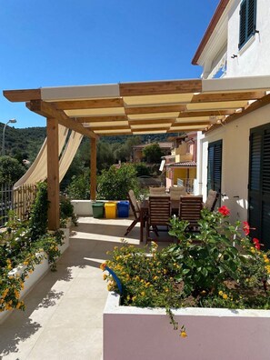 Outdoor dining - Gorgeous apartment in villa, Budoni Sardinia (budoni)
