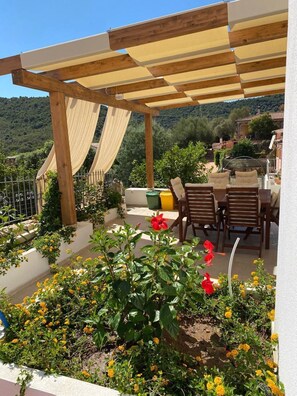 Outdoor dining - Gorgeous apartment in villa, Budoni Sardinia (budoni)