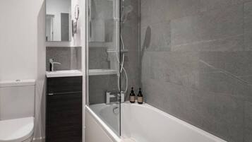 Een haardroger, handdoeken