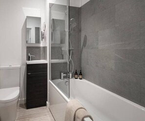 Sèche-cheveux, serviettes fournies