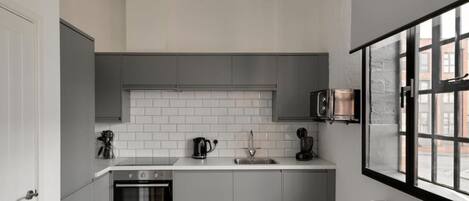 Een koelkast, een magnetron, een oven, een kookplaat