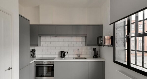 Een koelkast, een microgolfoven, een oven, een kookplaat