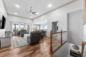 تلفزيون، مدفأة، مكتب