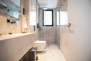 Suite | Badkamer | Een douche, een haardroger, handdoeken