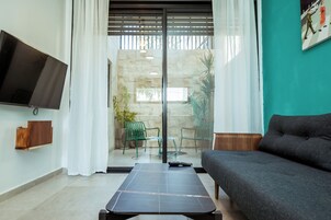 尊荣公寓, 1 张大床 | 起居区 | 49-英寸智能电视（配备数码频道）