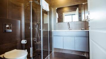 Nhà Duplex trung tâm thành phố | Phòng tắm | Buồng tắm vòi sen, máy sấy tóc, khăn tắm