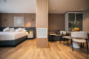 Tabla de planchar con plancha, wifi gratis y ropa de cama