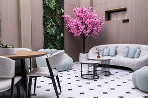 Coin salon dans le hall