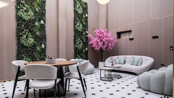 Coin salon dans le hall